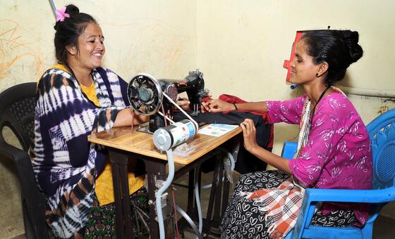 भारत: एक सिलाई मशीन, एक सौर इकाई और नई उम्मीद